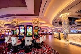 Pengguna membaca syarat klaim bonus